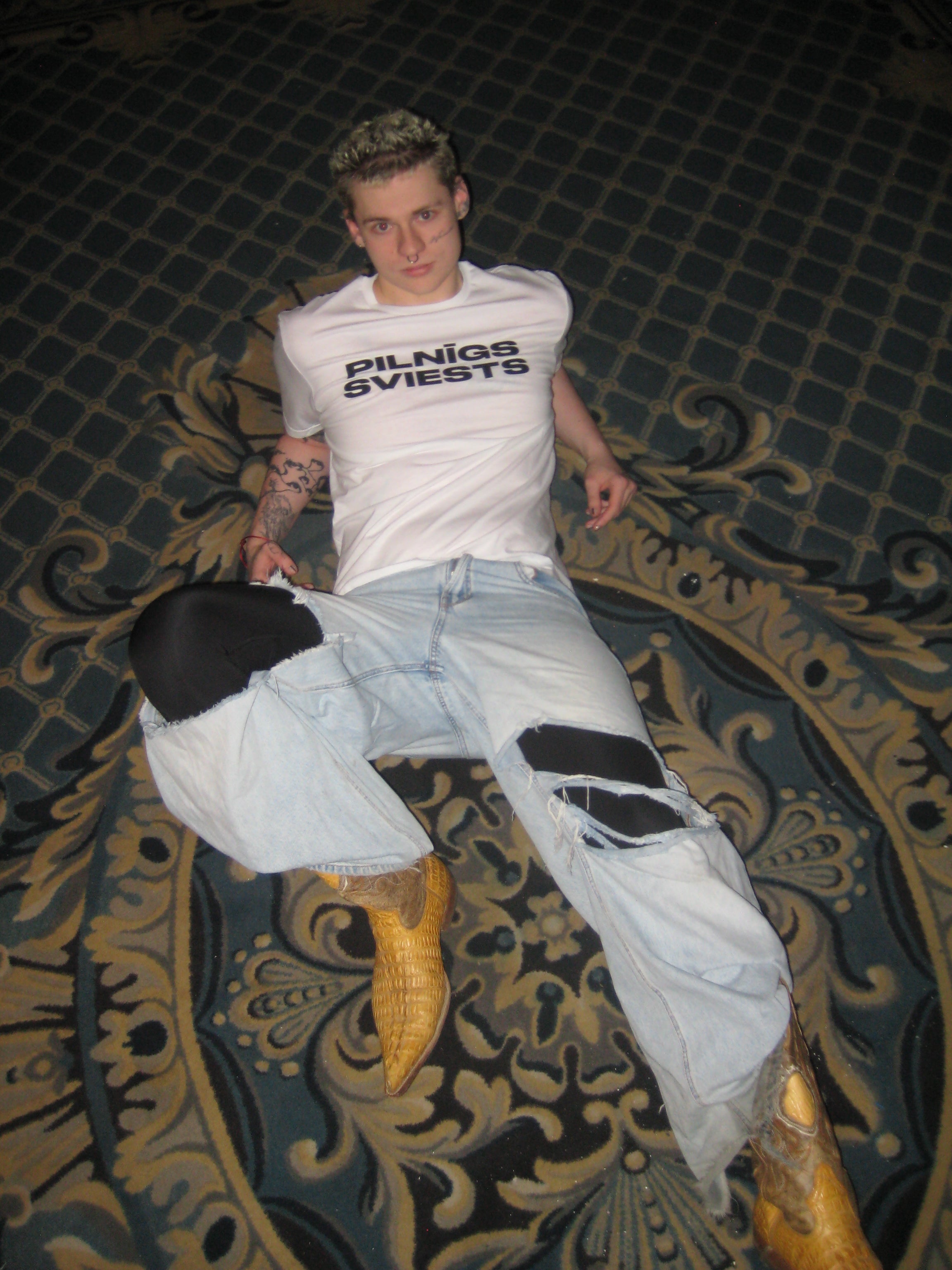 PILNĪGS SVIESTS ②