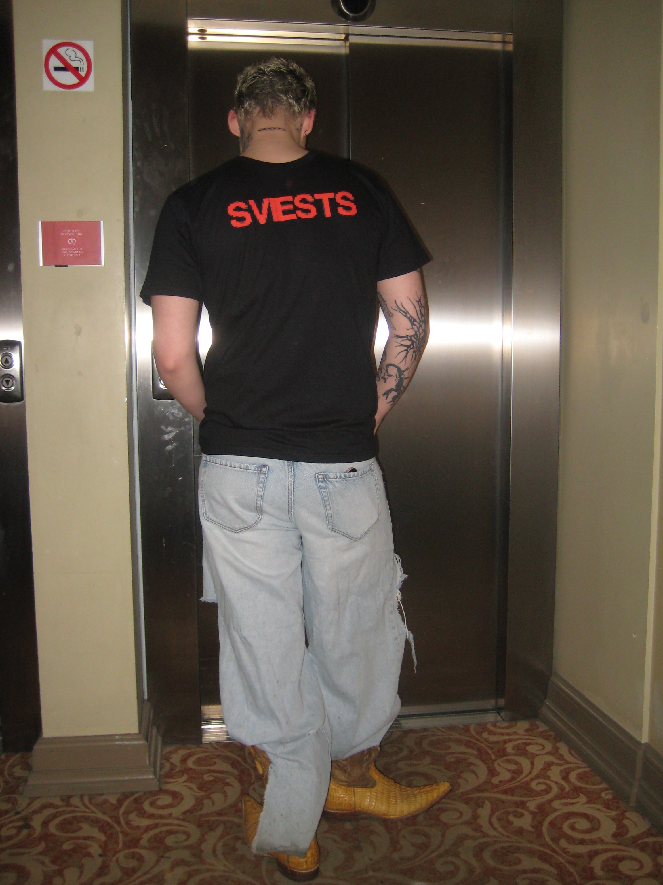 SVIESTS CROSS TEE ①